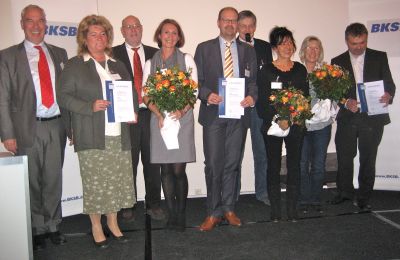 SBK-Geschäftsführer und BKSB-Vorsitzender Otto B. Ludorff (mit Mikro) mit den Gewinnerinnen und Gewinnern des BKSB-Wettbewerbs „Low-Hanging-Fruits in der kommunalen Altenhilfe 2011“