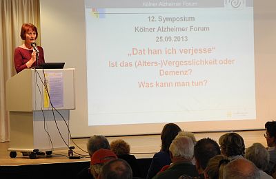 Heike Georg, die Koordinatorin des Kölner Alzheimer Forums, führt durch das Programm des Symposiums