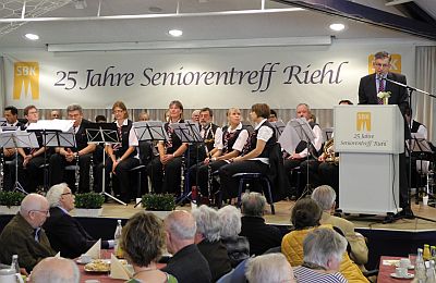 SBK-Geschäftsführer Otto B. Ludorff bei seiner Ansprache auf der Bühne des SBK-Festsaals