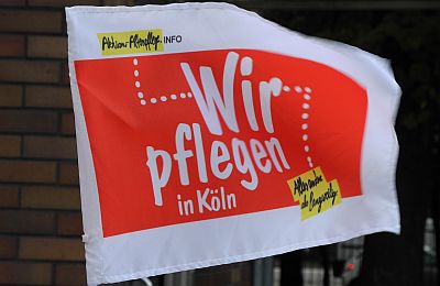 Autofahne der Aktion "Wir pflegen in Köln"