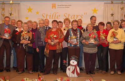 Nachdem sie ihr Weihnachtspräsent erhalten hatten, stellten sich einige der "Stillen Stars" zum Gruppenfoto auf.