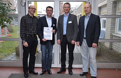 Gruppenbild mit Urkunde (von rechts): Dominik Ulrich (Ford), Darius Elwart, Thomas Ebert (beide SBK) und Gerrit Hebmüller (Ford)