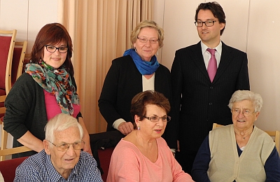 Vorstellung des Café Kränzchen (hinten von links): Dorothee Streffer-Glahn (Projektleiterin), Astrid Näthke (Leiterin SenioAss Demenz) und Felix Waniek (Dr. Erika-Fritsch-Stiftung) mit Gästen und einer Angehörigen