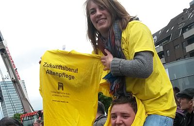 Eine Teilnehmerin des Fachseminars mit dem gelben SBK-T-Shirt "Zukunftsberuf Altenpflege"