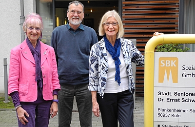 (von links:) Monika Kampmann, Einrichtungsleiter Eberhard Wagner und Ingrid Ittel-Fernau vor dem Eingang des Seniorenzentrum Sülz