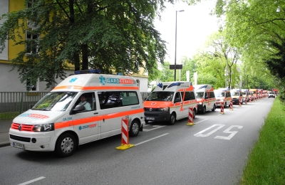 Rettungsfahrzeuge auf der Boltensternstraße vor dem SBK-Gelände