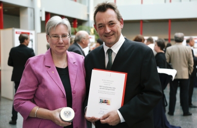 Personalleiter Thomas Philippi und Mechthild Kutscher, Leiterin des SBK-Fachseminars, präsentieren die Auszeichnungsurkunde