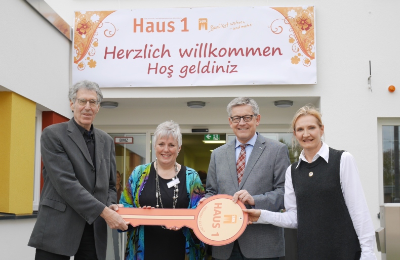 Offizielles Gruppenbild bei der Eröffnung: (v. l.) der Vorsitzende des Aufsichtsrates Ossi W. Helling, Einrichtungsleiterin Renate Jülicher, SBK-Geschäftsführer Otto B. Ludorff und Susanne Hohenforst, die Leiterin des Bezirksamtes Mülheim.