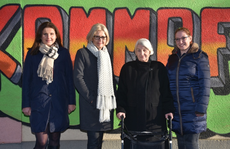 Von links: Ines Domernicht (Abteilungsleitung Personal), Gabriele Patzke (SBK-Geschäftsführerin), Gertrud Vogel (Pflegeheimbewohnerin und „Schauspielerin“ im Video), Laura Göbel (Schülerin der Altenpflege am SBK-Fachseminar)