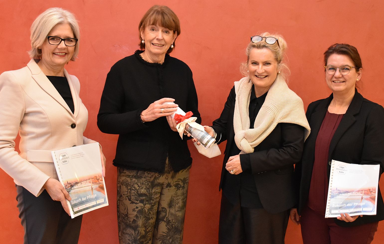 Gruppenbild bei der Übergabe des Workbooks (von links): Gabriele Patzke (SBK), Oberbürgermeisterin Henriette Reker, Ulli Volland-Dörmann (AWO) und Martina Schönhals (Diakonie).