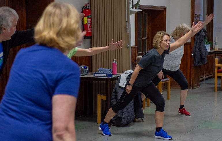 Fitnessübungen werden bei der SBK mit einer Köln Vital Mitarbeiterin durchgeführt.