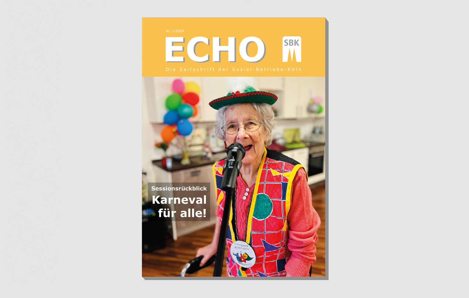 Das Echo-Titelbild zeigt eine kostümierte Seniorin an einem Mikrofon.