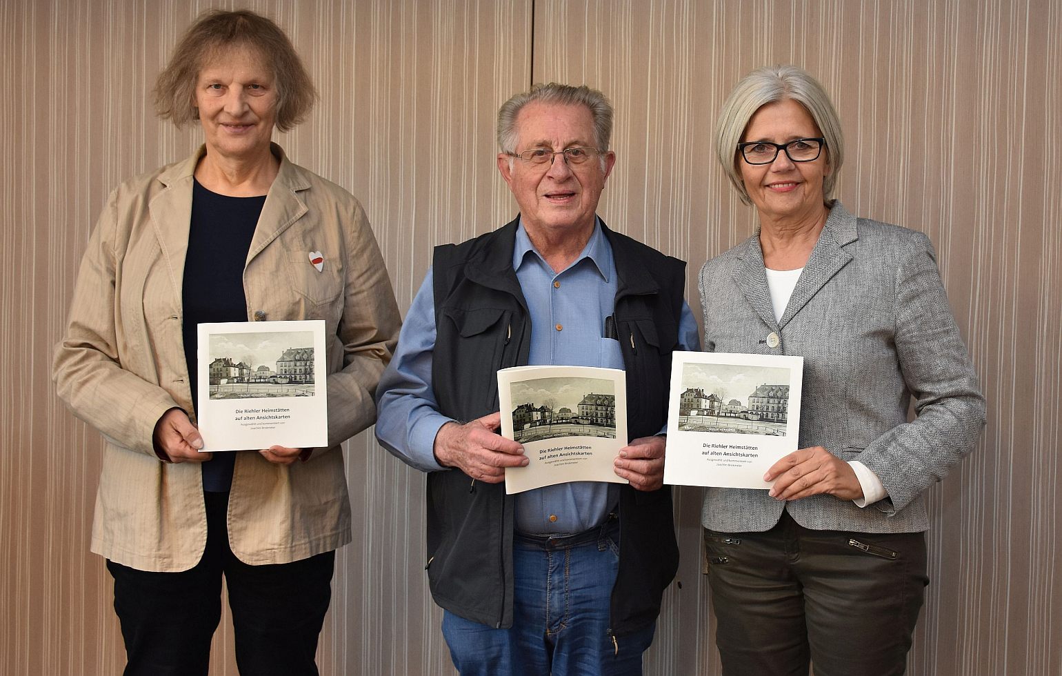 Gruppenbild mit (von links) Bezirksbürgermeisterin Dr. Diana Siebert, Joachim Brokmeier und SBK-Geschäftsführerin Gabriele Patzke.