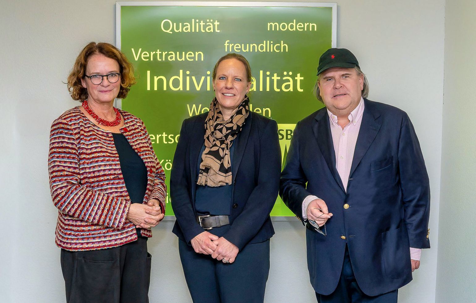 Gruppenbild des neuen Vorsitz des SBK-Aufsichtsrats mit der SBK-Geschäftsführerin: (von links) Mechthild Böll (Vorsitzende), Dr. Amélie Koecke (Geschäftsführerin) und Thomas Welter (Stellv. Vorsitzender).