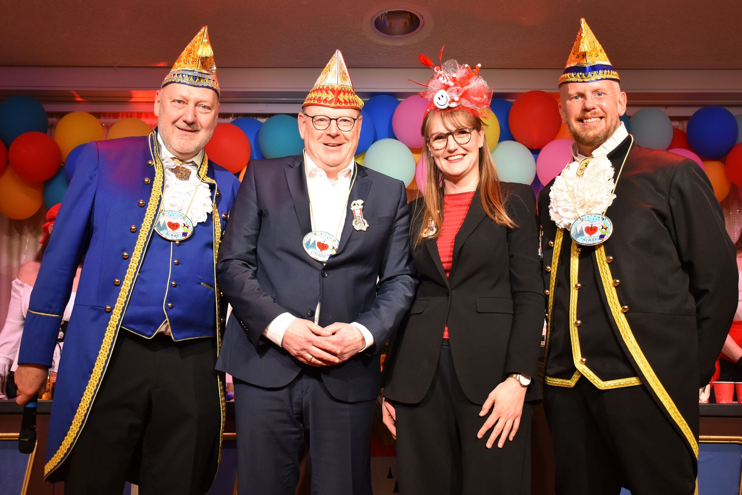 Oberbürgermeister Torsten Burmester (2. v. l.) mit SBK-Orden zu Gast bei der Seniorensitzung der Lyskircher Junge mit deren Präsident Thomas Münch (l.) sowie Susanne Bokelmann und Sitzungsleiter Thomas Hofmann.