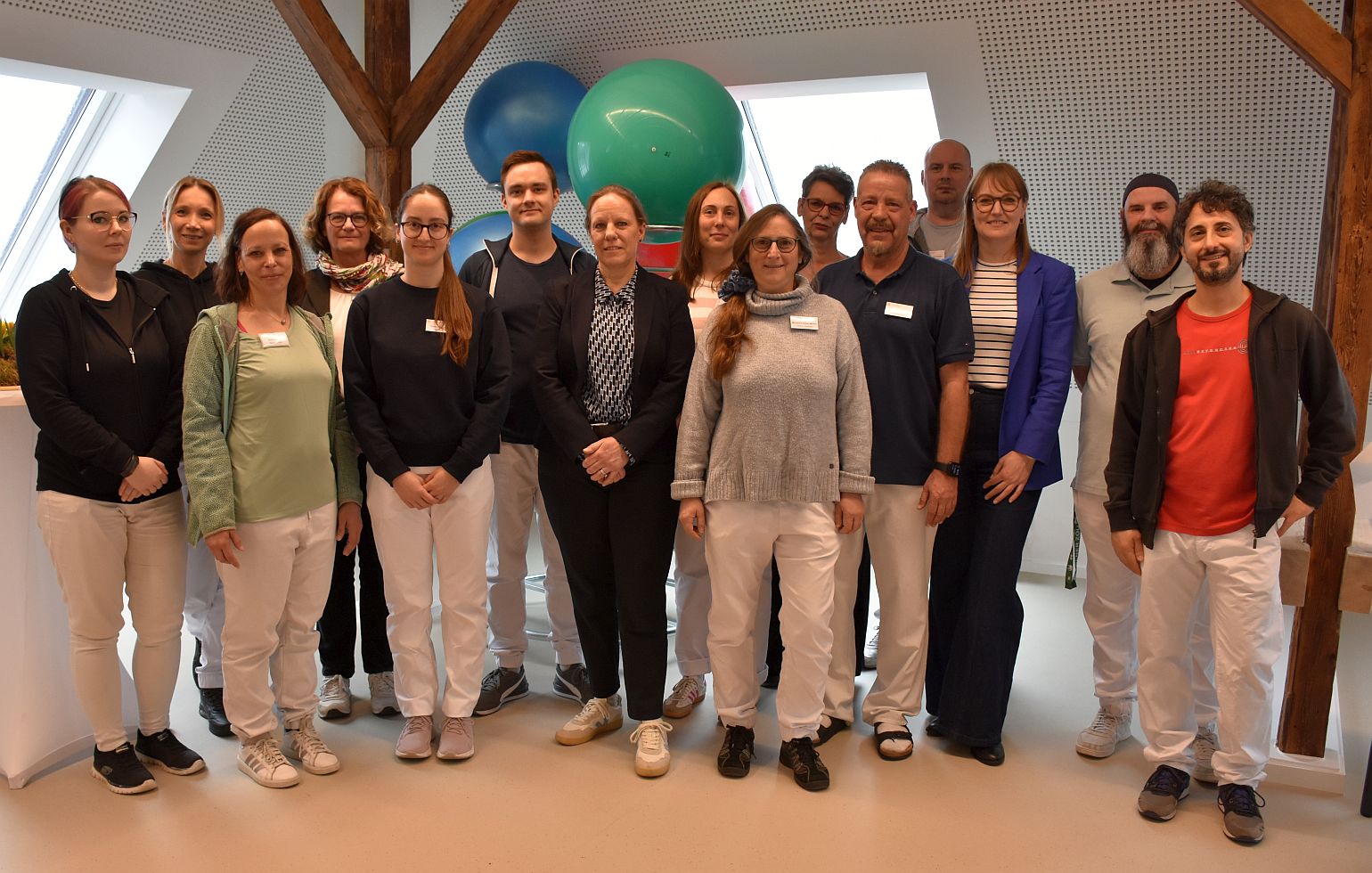 Das Team des neuen Therapiezentrums bei der Eröffnung mit SBK-Geschäftsführerin Dr. Amélie Koecke (Mitte), der Leiterin des Seniorenzentrum Riehl Susanne Bokelmann (3. v. r.) und der Vorsitzenden des SBK-Aufsichtsrates, Mechthild Böll (4. v. l.).