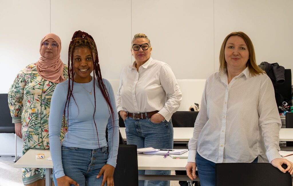 Teilnehmerinnen des Projekts Sprungbrett Pflege schauen optimistisch in die Kamera.