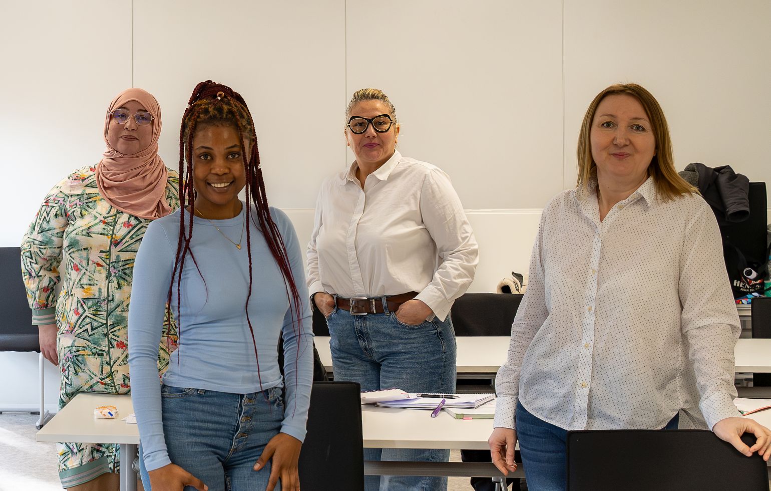 Teilnehmerinnen des Projekts Sprungbrett Pflege schauen optimistisch in die Kamera.