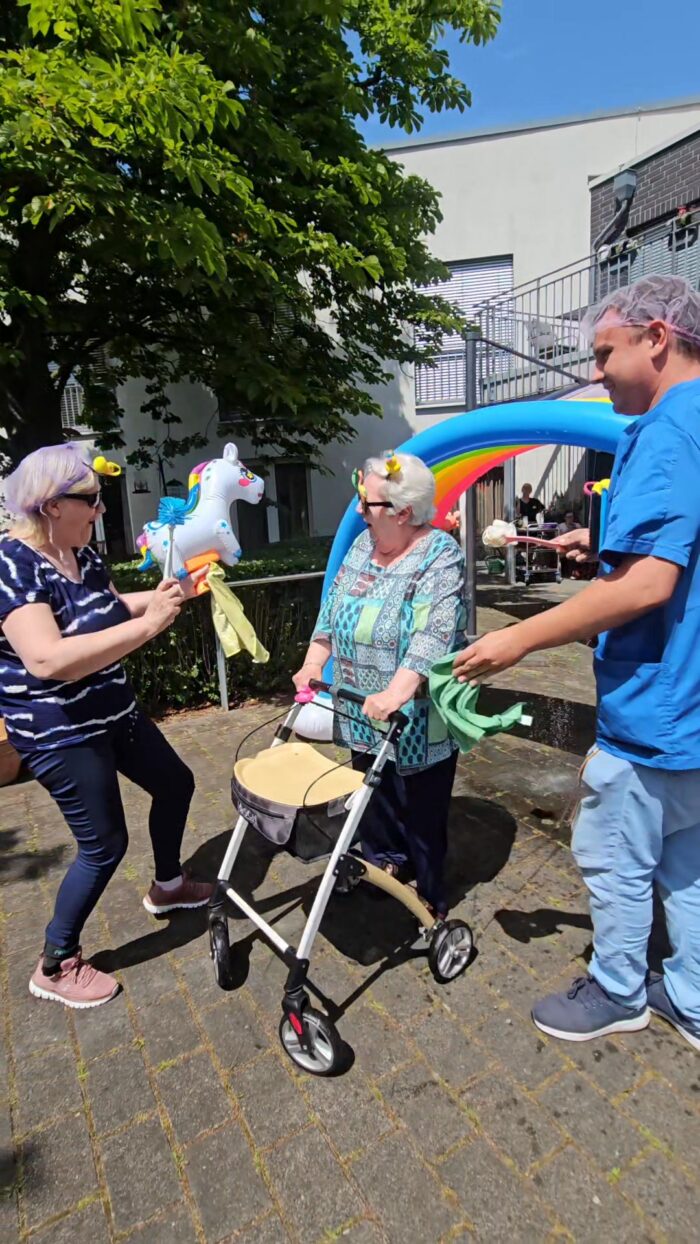 Neue Rollatoren- und Rollstuhlwaschstraße im Seniorenzentrum Buchforst eröffnet!
